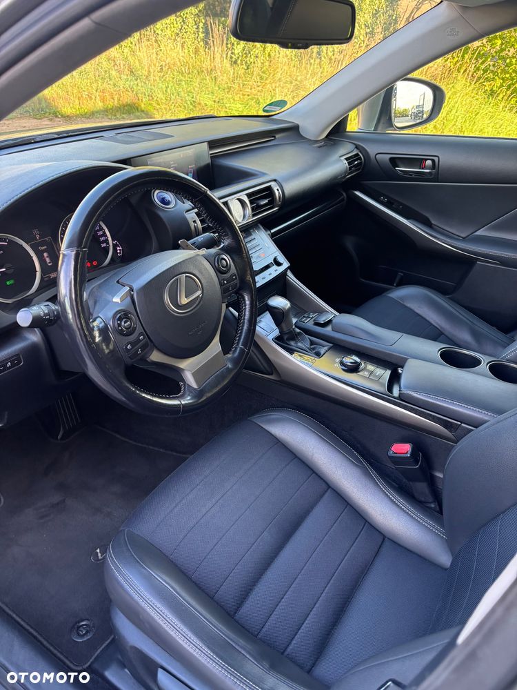 Lexus IS 300h Prestige - 26