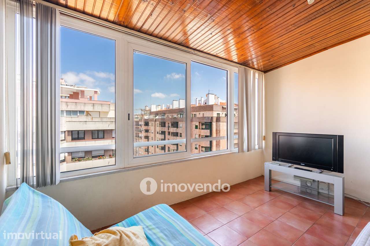 Apartamento T3, com arrecadação e boas áreas, na Estrada da Luz - Grande imagem: 5/40