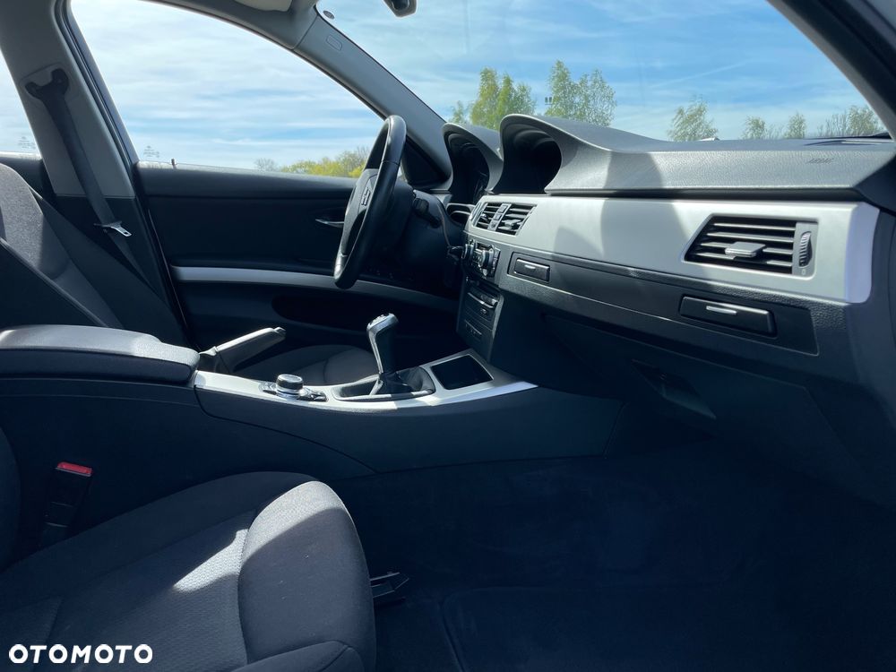 BMW Seria 3 320d xDrive DPF - 17
