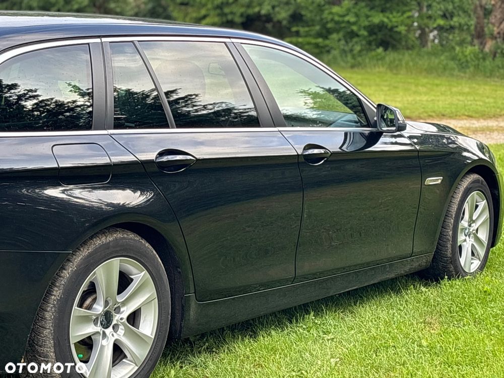 BMW Seria 5 525d xDrive - 14