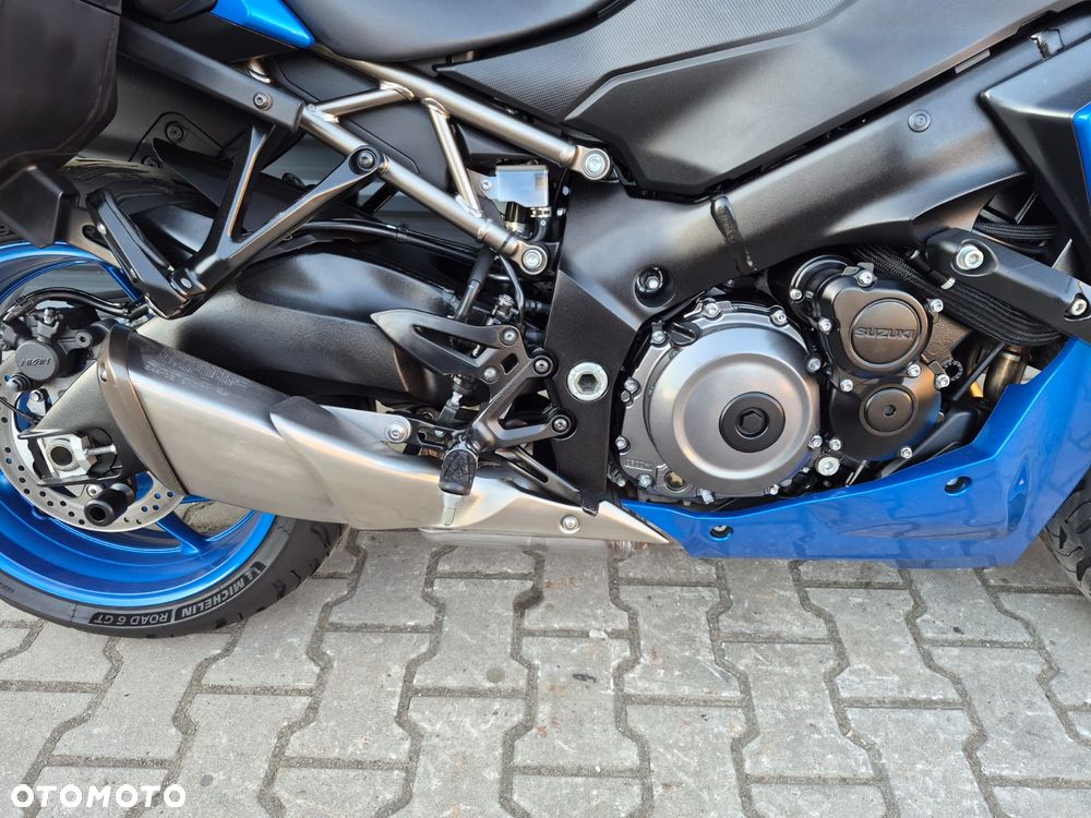 Suzuki GSX - 12