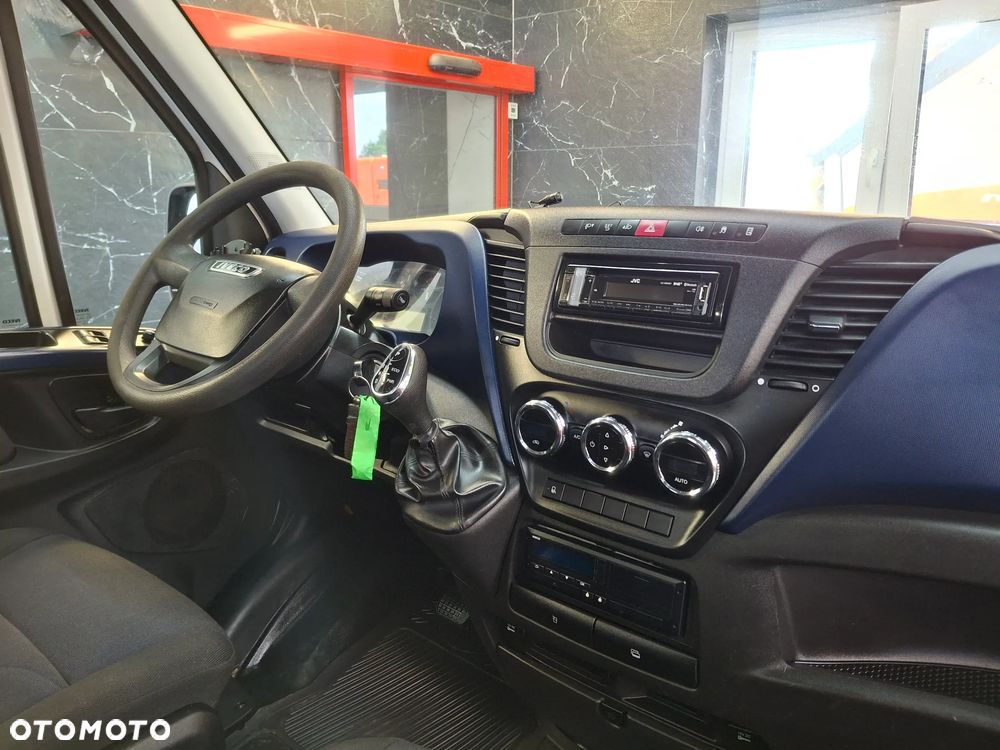 Iveco Daily 35S18 Długość Paki 410 CM Skrzynia Biegów HI-MATIC 2018 Rok Udźwig Haka 3500 Kg 3 Miejsca Silnik 3.0 Moc: 180 KM Hak - 29