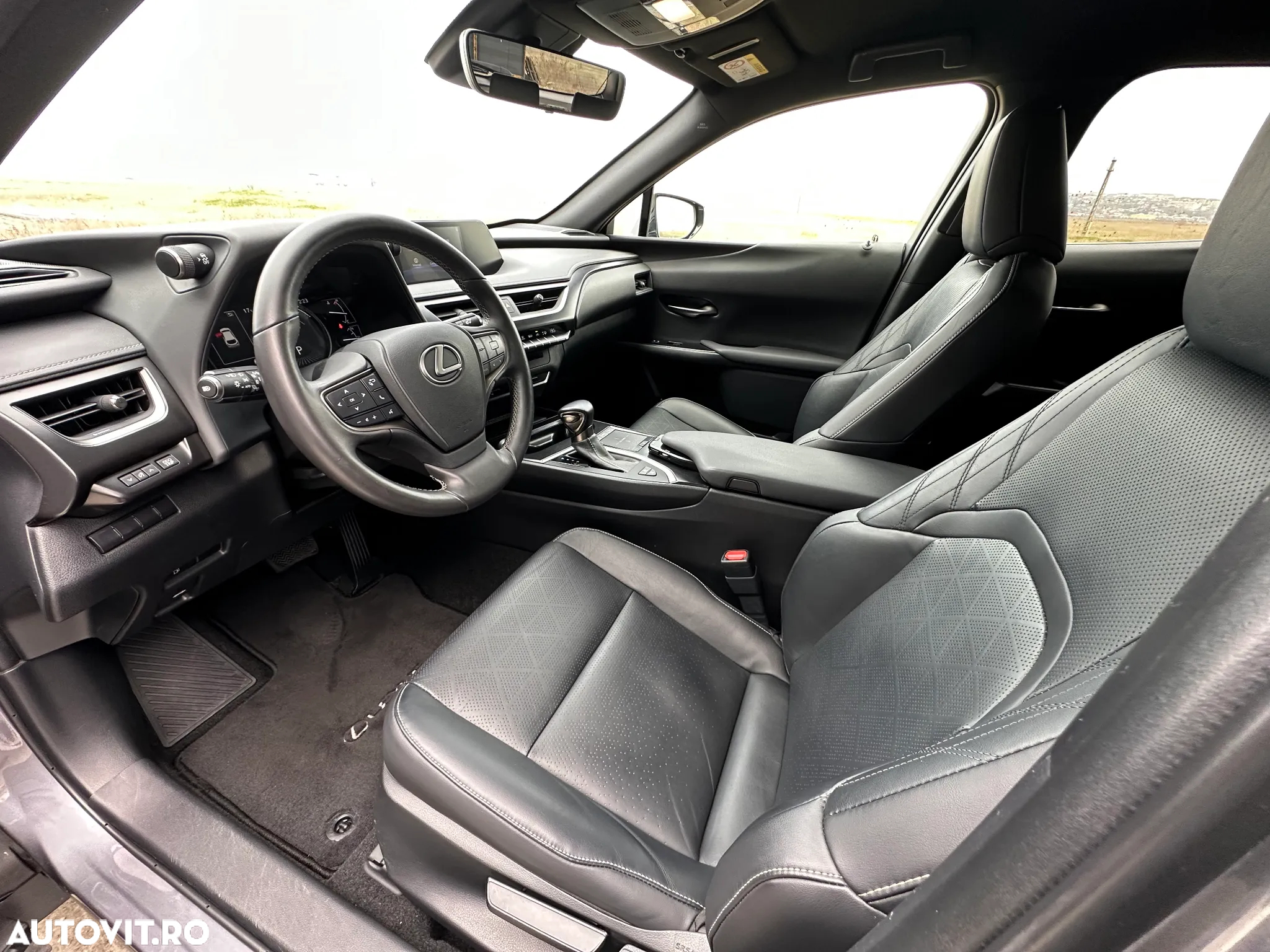 Lexus UX 250h 2.0L HEV 20H- (178 HP) 4X2 CVT Executive - 12