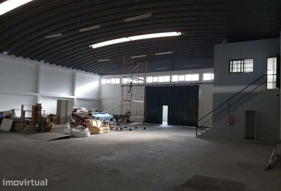 Armazém amplo em zona Industrial bons acessos - Grande imagem: 5/14
