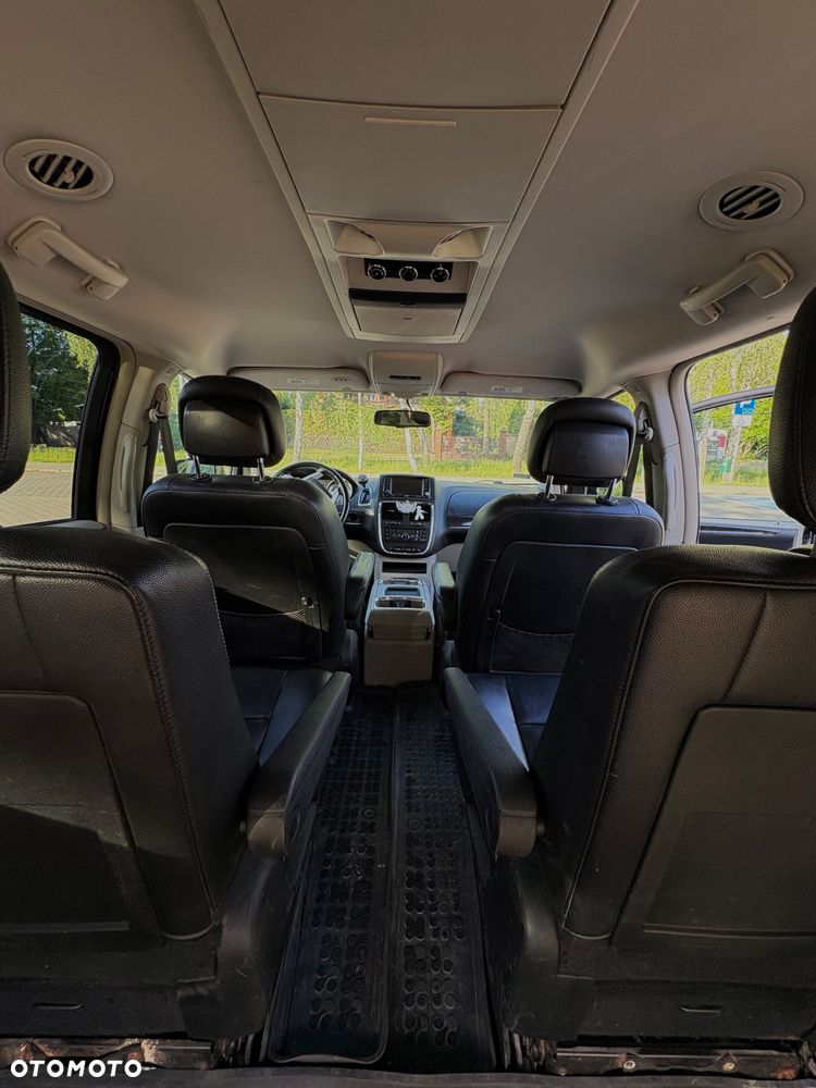 Chrysler Town & Country - 12