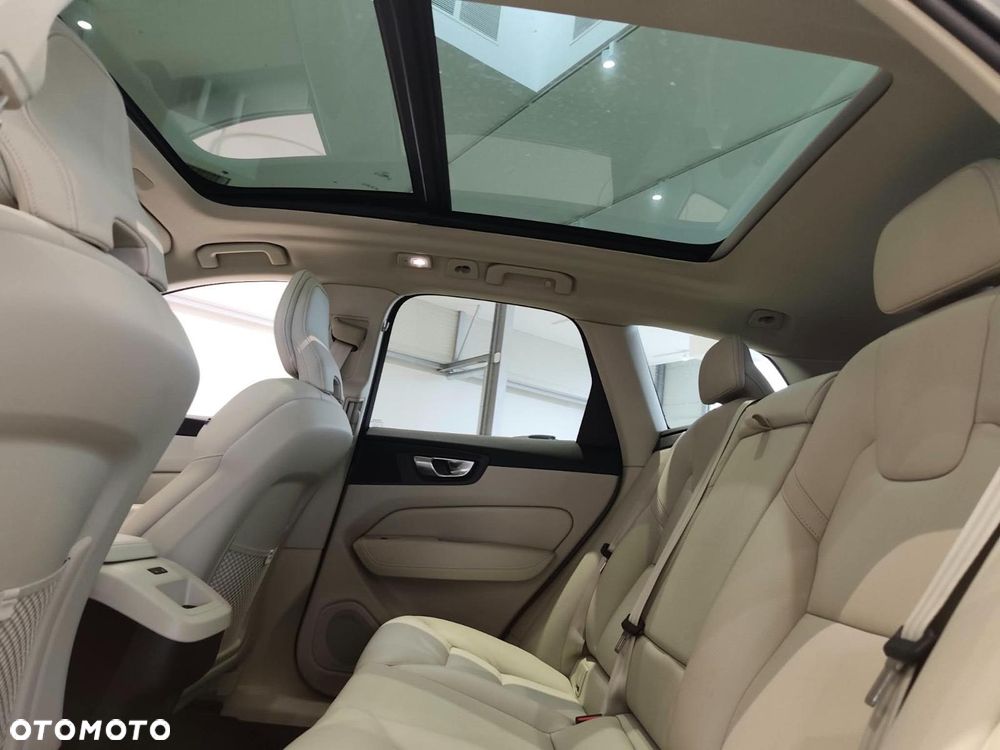 Volvo XC 60 B5 D AWD Plus Bright - 21