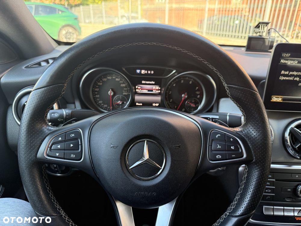 Mercedes-Benz CLA 250 7G-DCT Urban - 24