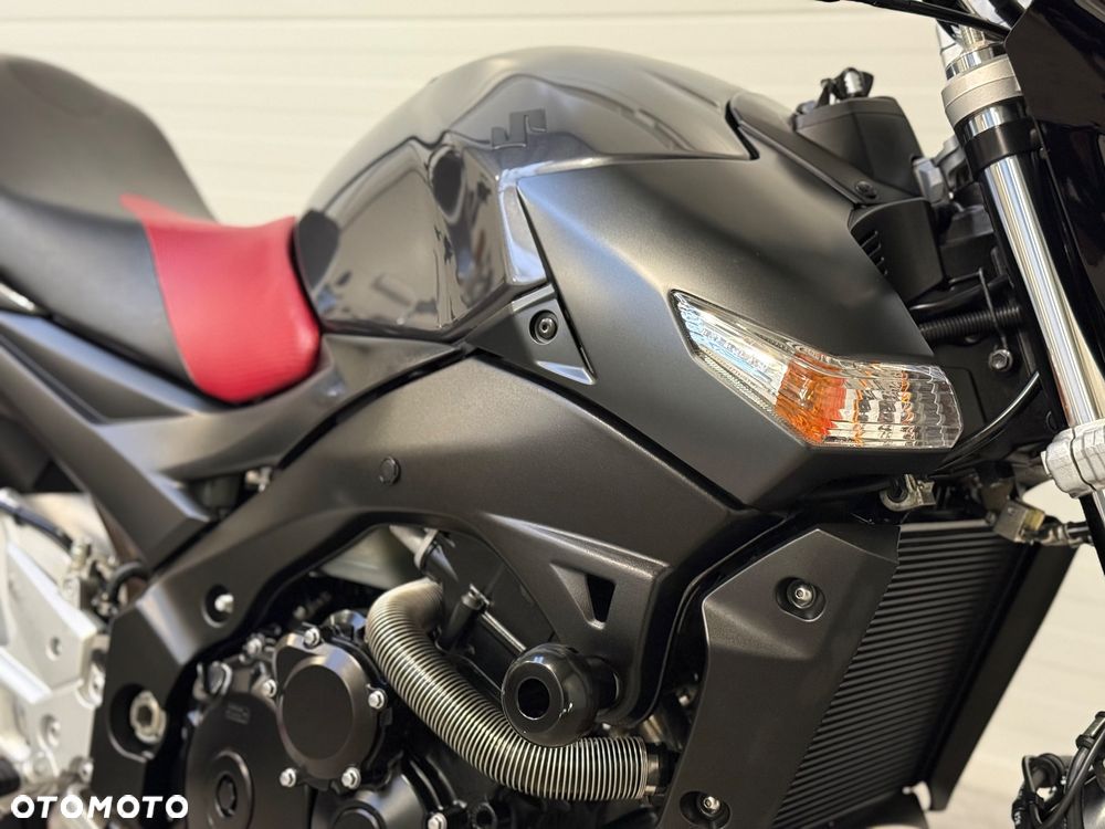 Suzuki GSR - 16