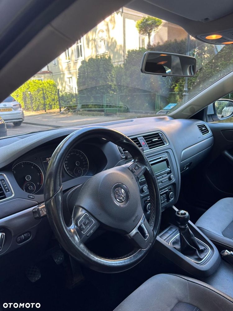 Volkswagen Jetta 2.0 TDI Highline - 9