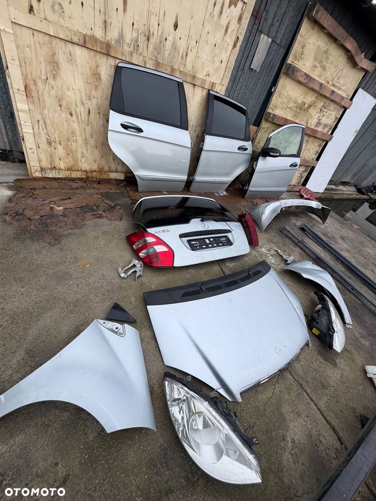 Mercedes a klasa w169 kolor srebrny 761 lampy przód prawa lewa przednie tylnie tył maska błotnik prawy lewy podszybie dysze spryskiwacza osłona plastik na masce wlot maski lampy tył drzwi prawe lewe przednie tylnie pas przedni chłodnice podszybie zderzak przód przedni progi - 13