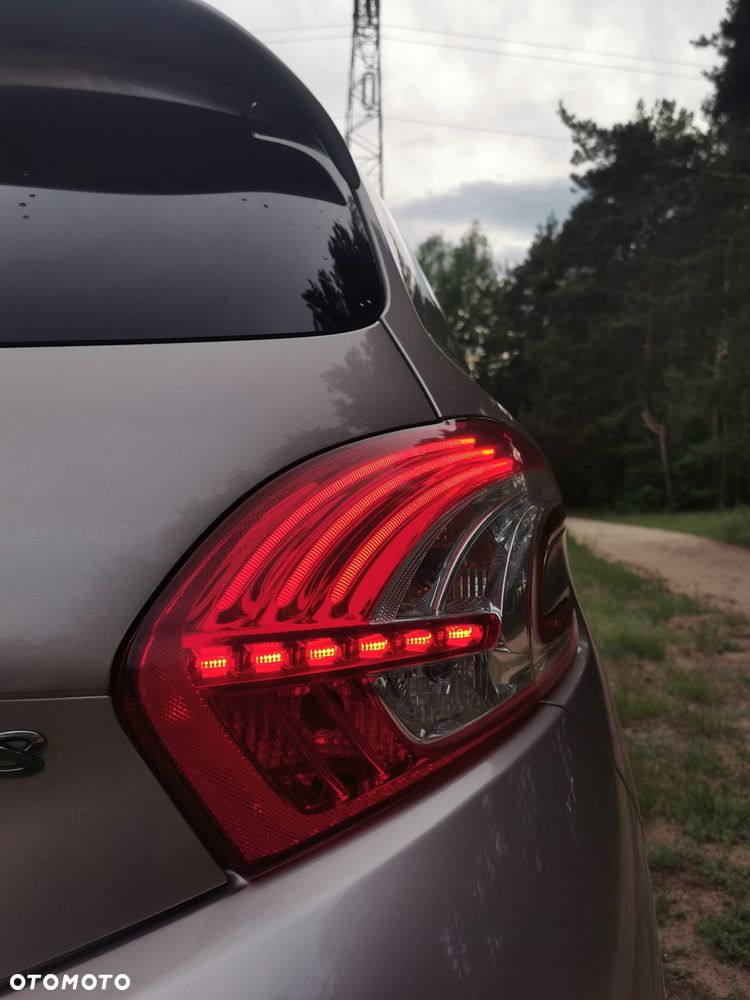 Peugeot 208 - 8