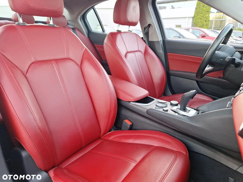 Alfa Romeo Giulia 2.0 Turbo 16V AT8-Q4 Ti - 14