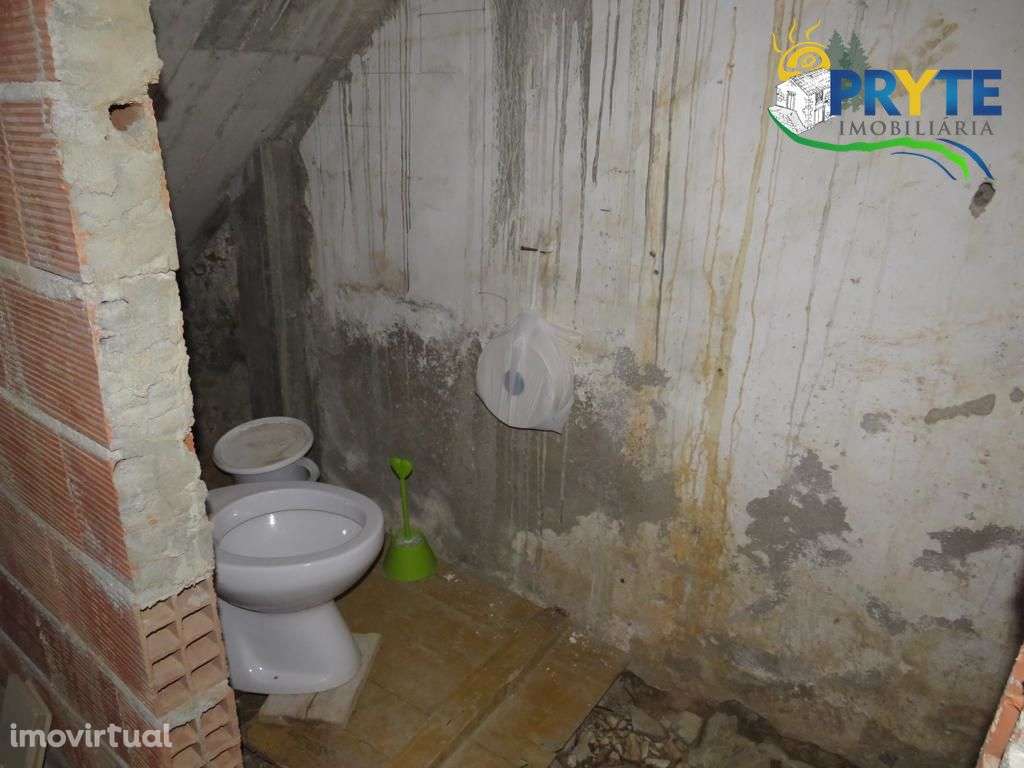 Imóvel em fase de recuperação situado na Sobreira Formosa - Grande imagem: 3/11