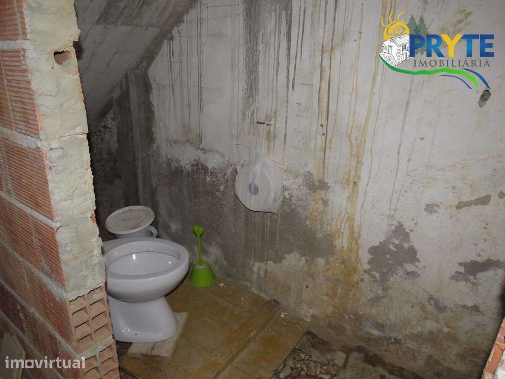 Imóvel em fase de recuperação situado na Sobreira Formosa - Grande imagem: 3/11
