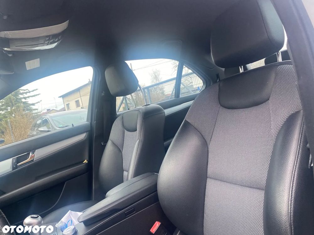 Mercedes-Benz Klasa C 180 CGI BlueEFFICIENCY Avantgarde - 25