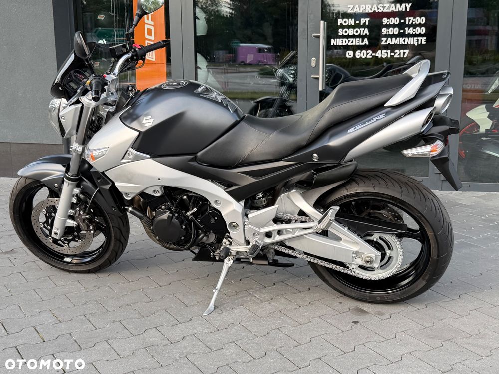 Suzuki GSR - 29