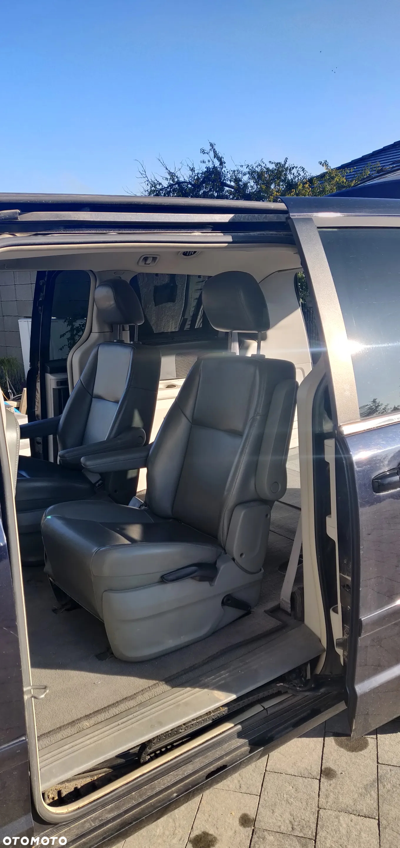 Volkswagen Routan - 14