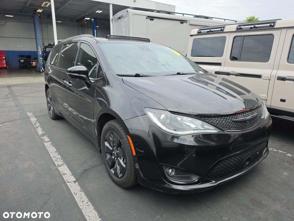 Chrysler Pacifica - 1