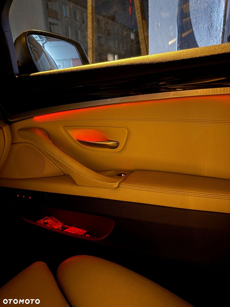 BMW Seria 5 525d xDrive - 13