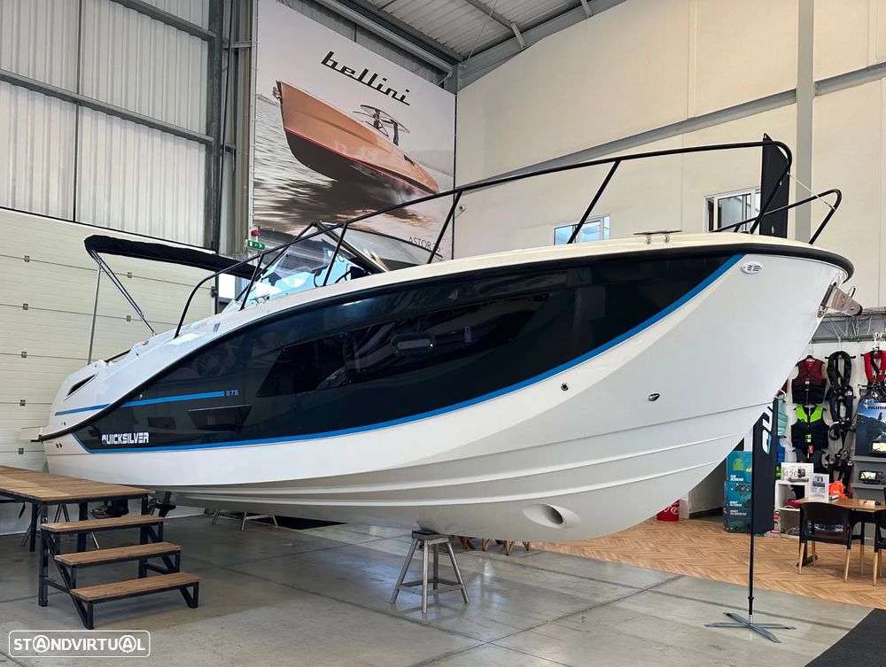 Quicksilver Activ 875 Sundeck - 1
