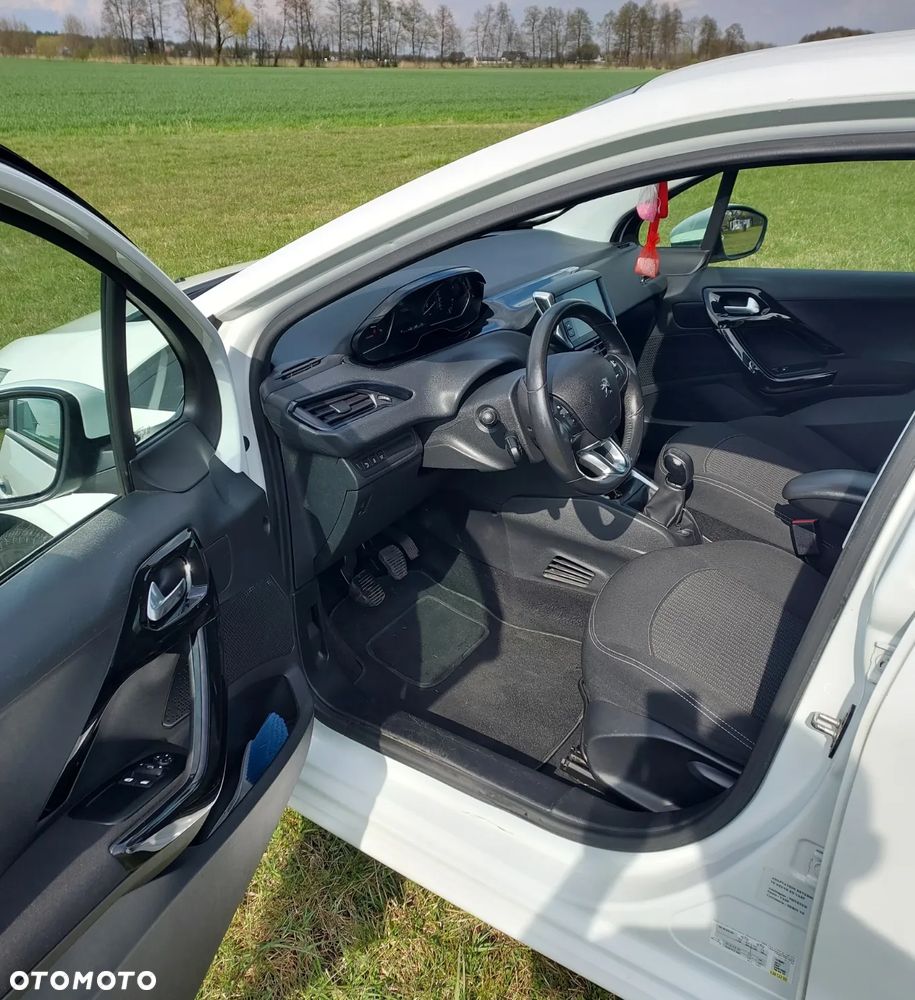 Peugeot 208 - 5
