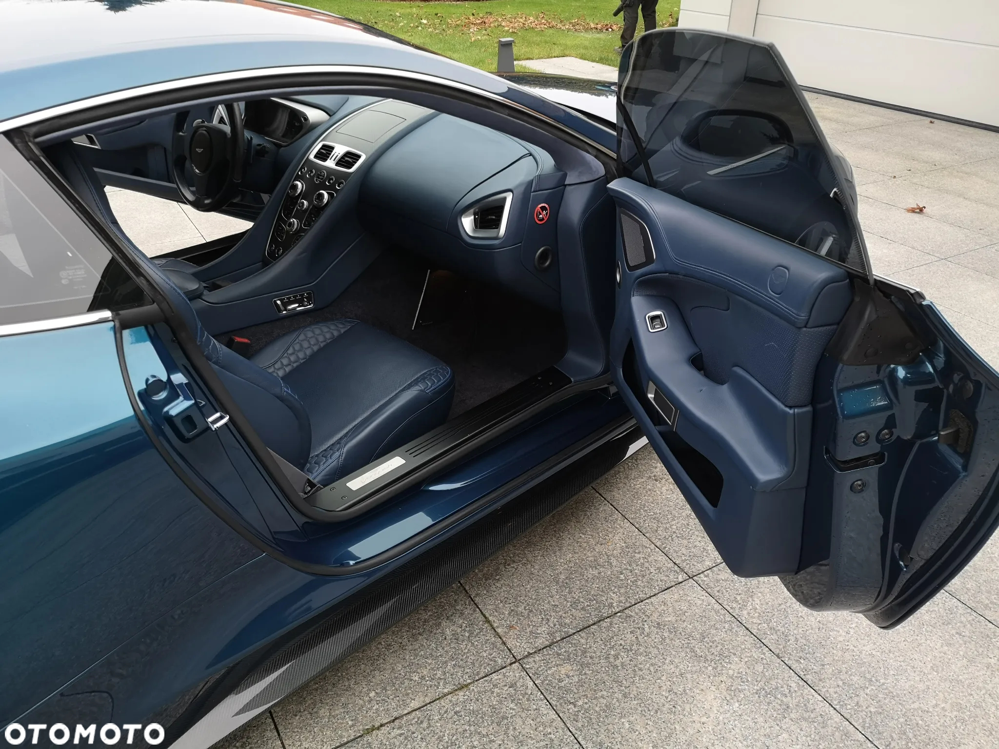 Aston Martin Vanquish - 12
