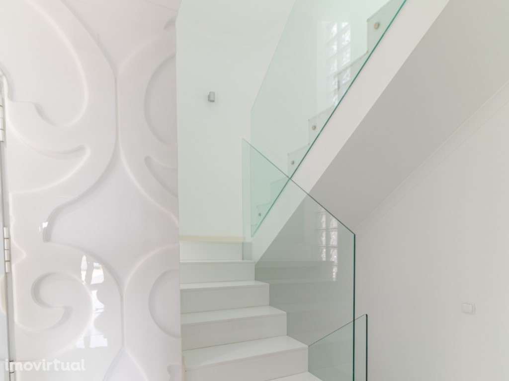 Moradia T5 com piscina a 50 metros da praia - Grande imagem: 2/23