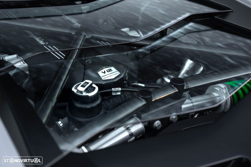 Lamborghini Aventador 6.5 V12 LP740-4 S - 32