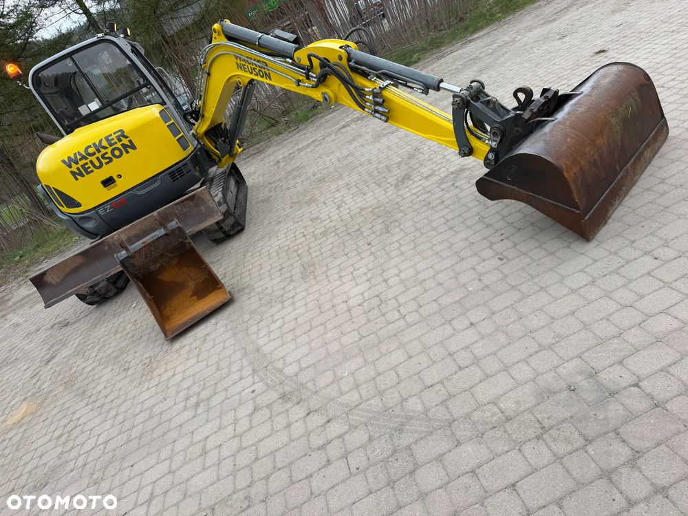 Wacker Neuson EZ53 Koparka Gąsienicowa 5,5 Tony. 2020 rok. 1772 mtg. Jak Nówka z salonu! ani deka luzów czy wycieków! Pochodzi z Gospodarstwa Norweskiego! Aktualne serwisy DEKRA BMWT 2027r. 2 łyżki. Silnik PERKINS 4 cyl. 52km. Maszyna Full wypasiona! Bogata wersja Norweska! Klima. Szybkozłącze Hydrauliczne. OKAZJA. Pełny Oryginał historia do sprawdzenia w Wacker autoryzowany! 4 sekcje Hydrauliczne. Po serwisach eksploatacyjnych. Ani Deka luzów i wycieków - 35