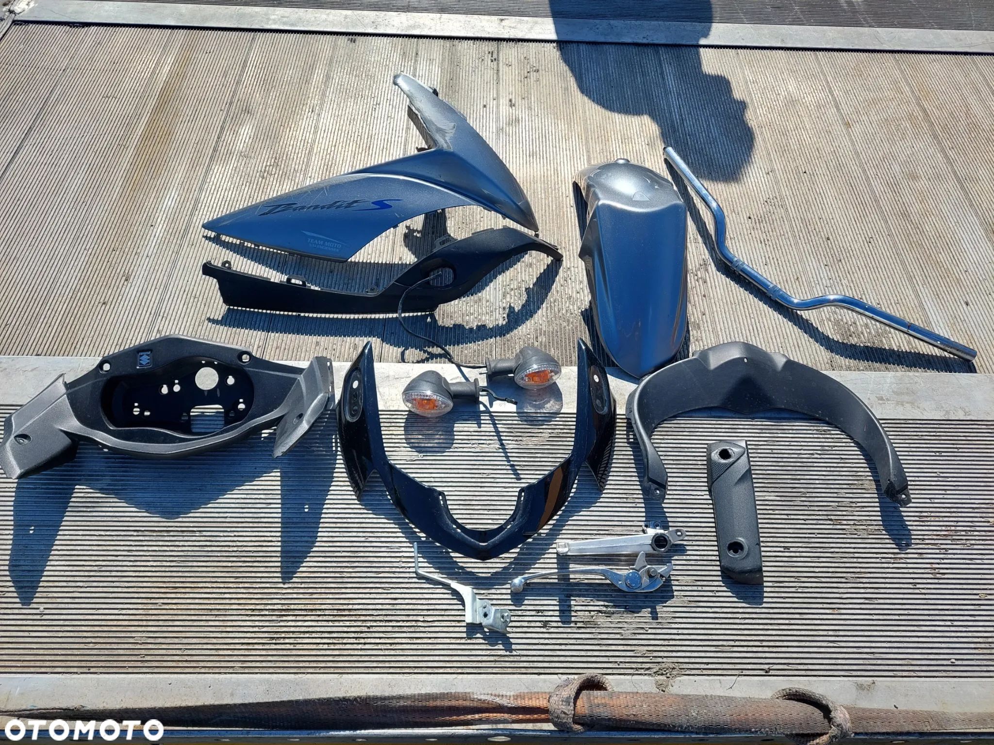 BANDIT 650 S 1250 S owiewka bok błotnik wypełnienie kierunkowskaz 09r - 1