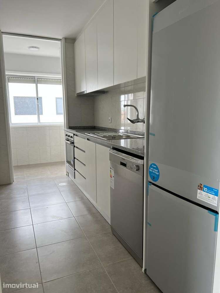 T2 V. N. Gaia – Carvalhos / Mosteiro - Pedroso Lugar Garagem  Varanda - Grande imagem: 2/27