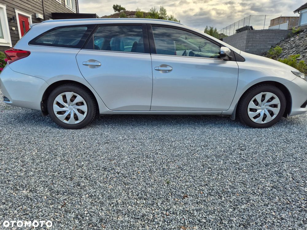 Toyota Auris 1.6 Premium - 6