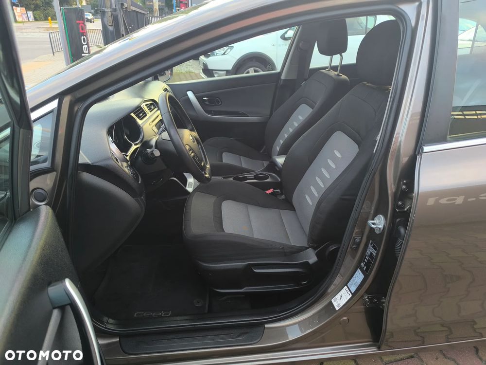 Kia Ceed 1.6 CRDi 128 Dream Team Edition - 11