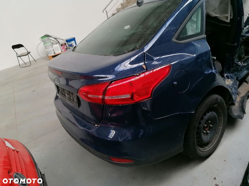 Focus mk3 lift sedan szyba tylna tył karoseryjna - 2