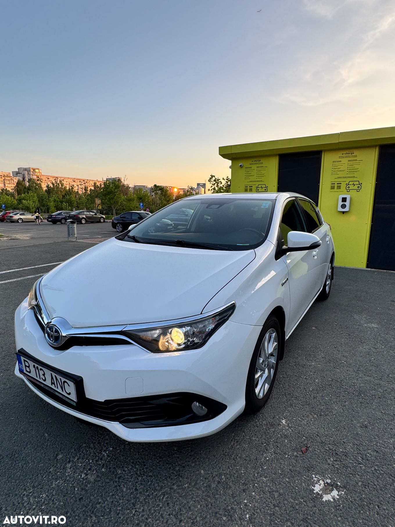 Toyota Auris 1.8 L VVT-i Hybrid Sol - 3