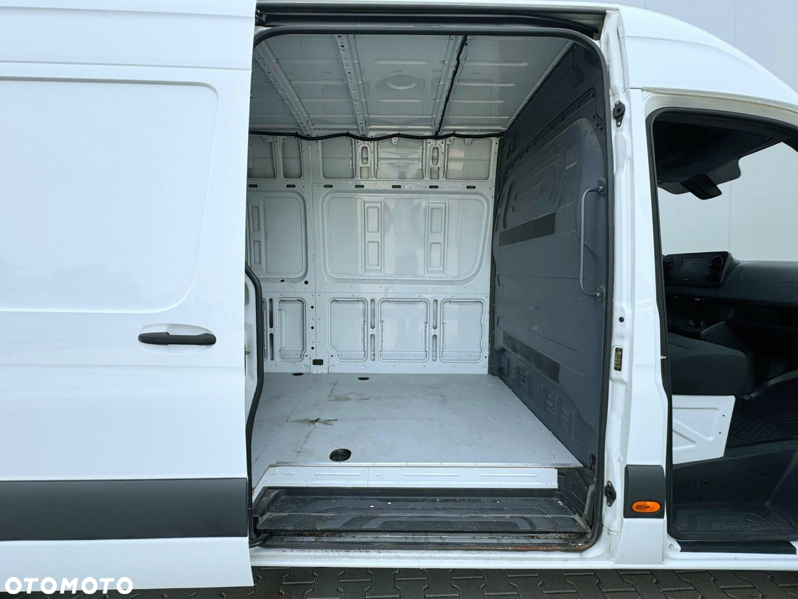 Mercedes-Benz Sprinter - 14