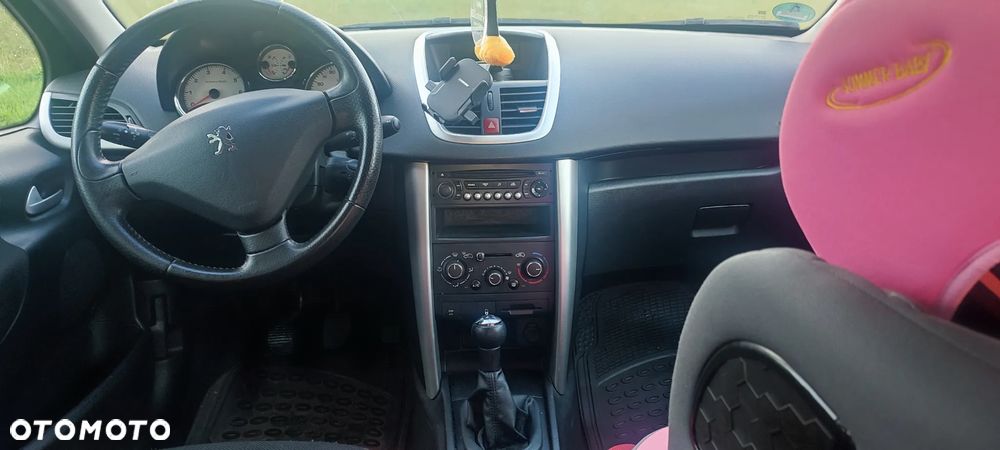 Peugeot 207 2011 photo 2