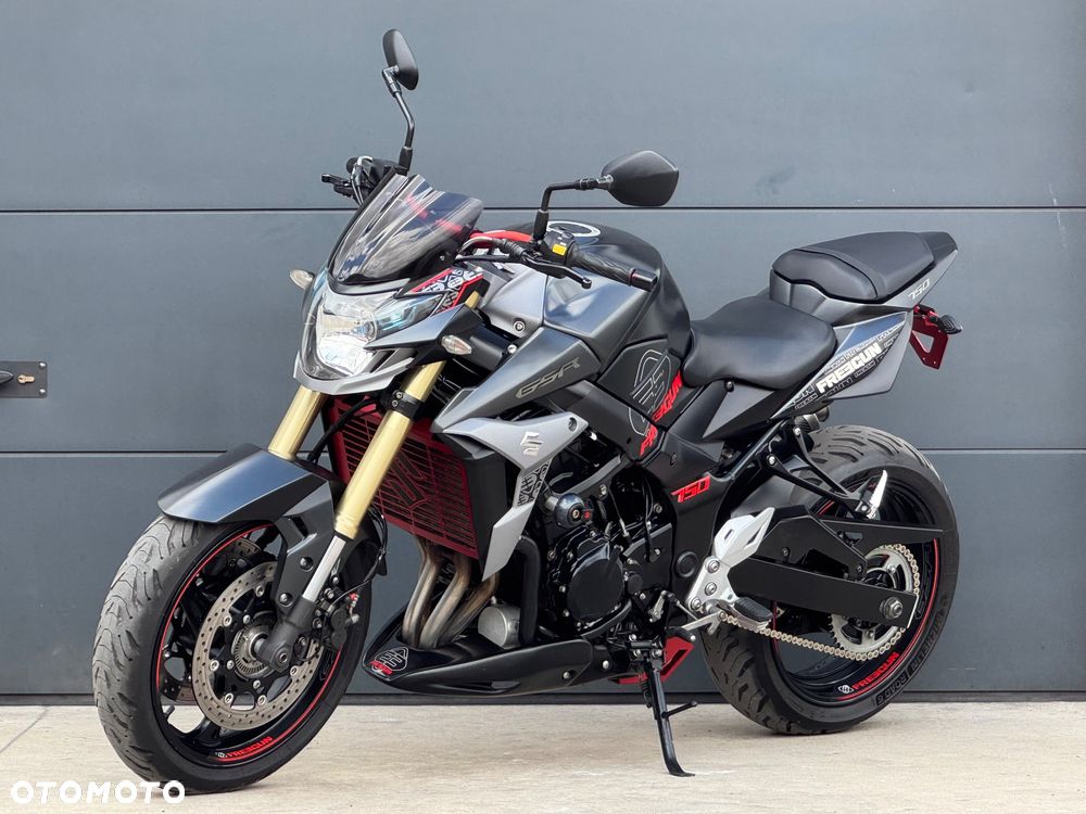 Suzuki GSR - 28