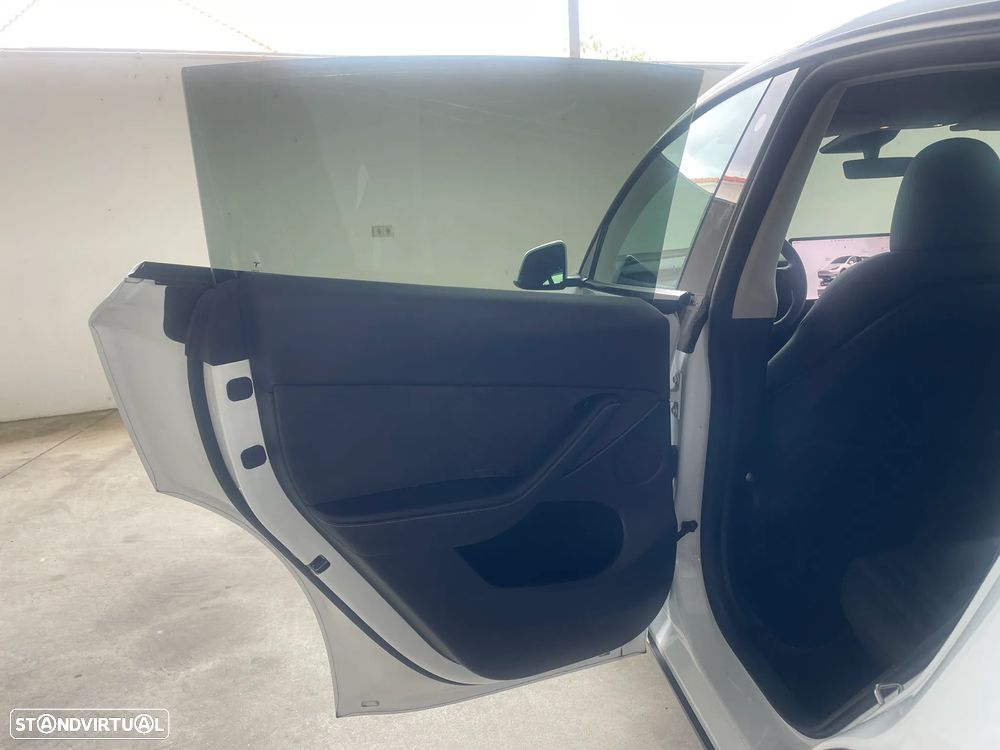 Tesla Model Y RWD - 12