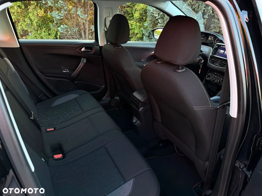 Peugeot 2008 1.2 Pure Tech Allure S&S - 39