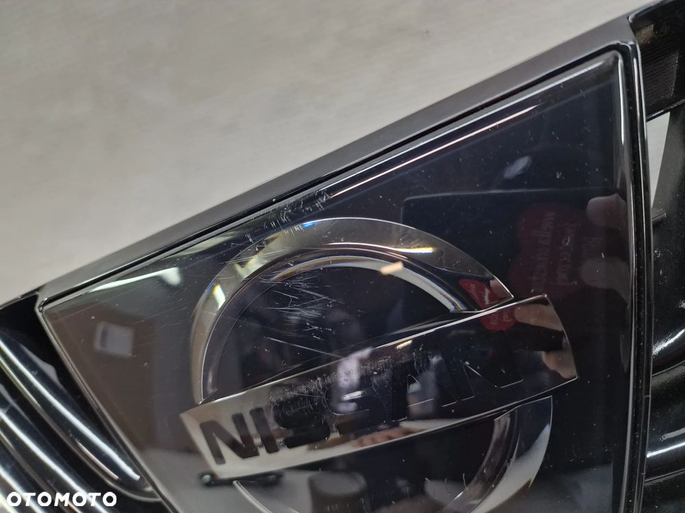 NISSAN MICRA K14 16- ATRAPA / GRILL / ZNACZEK POD RADAR PRZEDNI PRZÓD , NR 62890-5FA0R , NR AUKCJI GL729 - 3