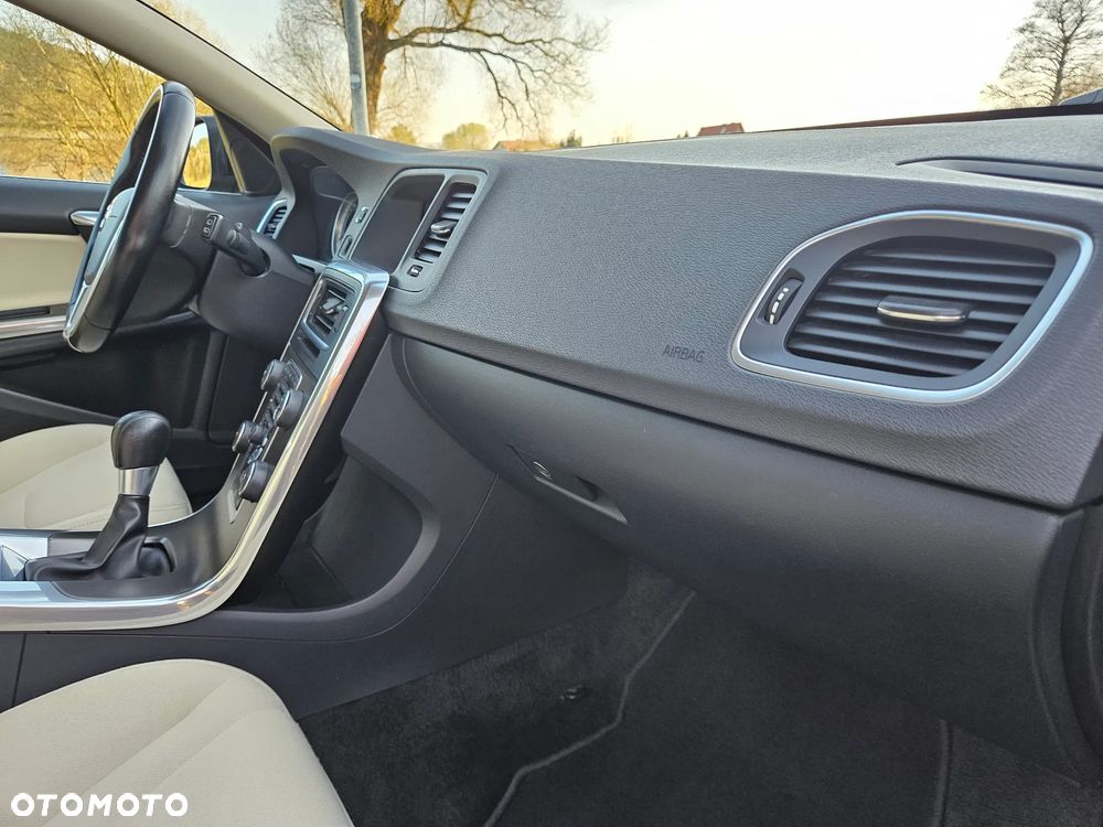 Volvo V60 D4 Momentum - 25