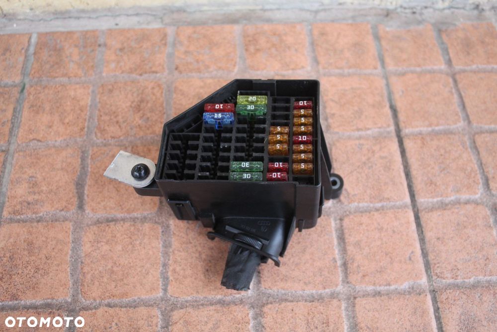 SKRZYNKA BEZPIECZNIKÓW VW PASSAT B6 2,0 TDI - 1