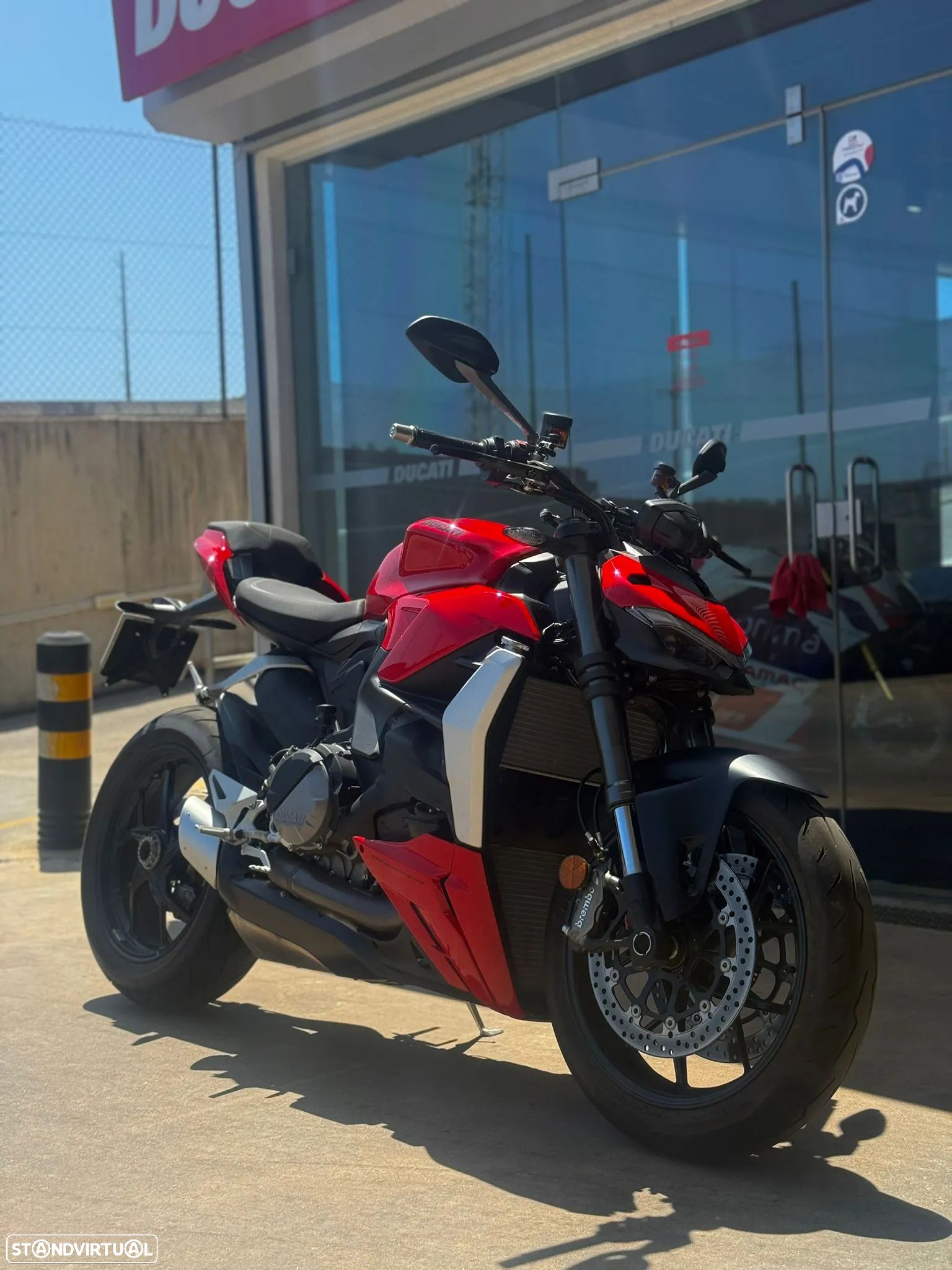 Ducati Streetfighter V2 - 1