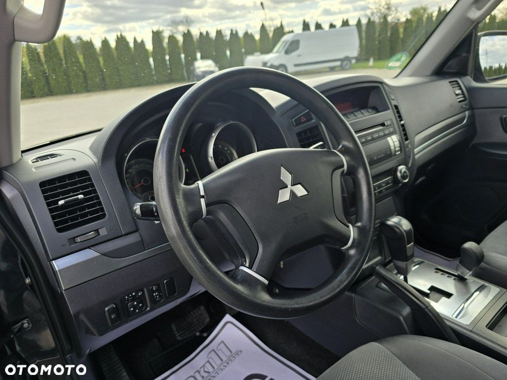 Mitsubishi Pajero - 18