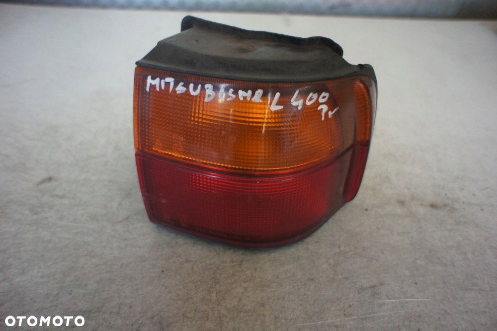 MITSUBISHI SPACE GEAR LAMPA PRAWY TYŁ - 1
