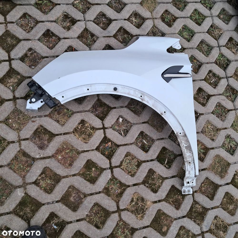 Błotnik lewy ślizg listewķa emblemat Renault Captur II 2019> Biały ładny - 1