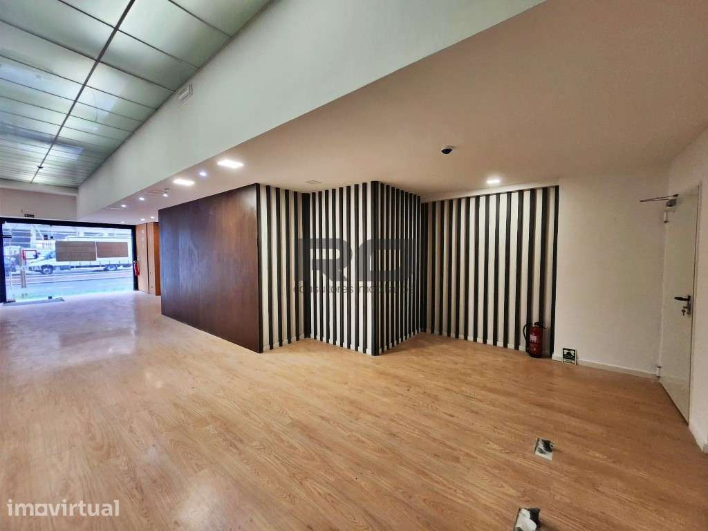 Loja com logradouro junto à Casa da Música - Grande imagem: 3/22
