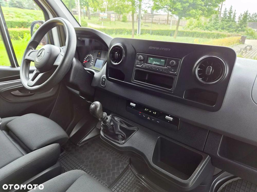 Mercedes-Benz Sprinter - 25