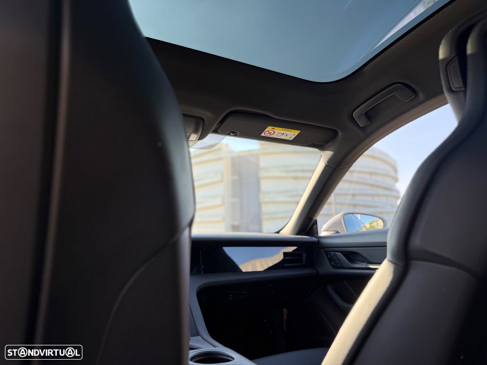 Porsche Taycan Cross Turismo 4 - 12